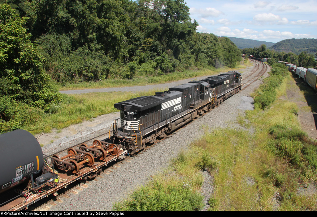 NS 7603 heads train 15T westbound